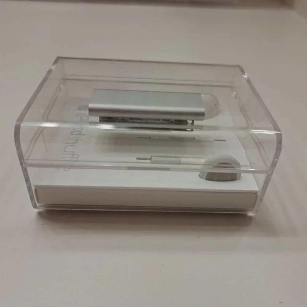 1X Apple IPod Shuffle 3rd Generation Silver 2gb New Opened Box